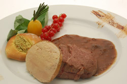 Gourmandise de filet de bœuf au foie gras et confit d’échalote